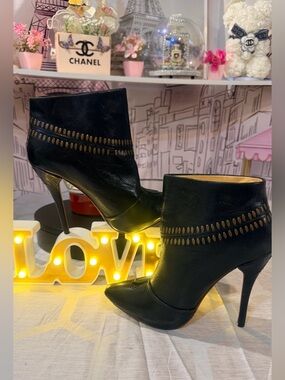 EUC💝L.A.M.B
Black High-Heel Ankle Boots with Cutout Detail.